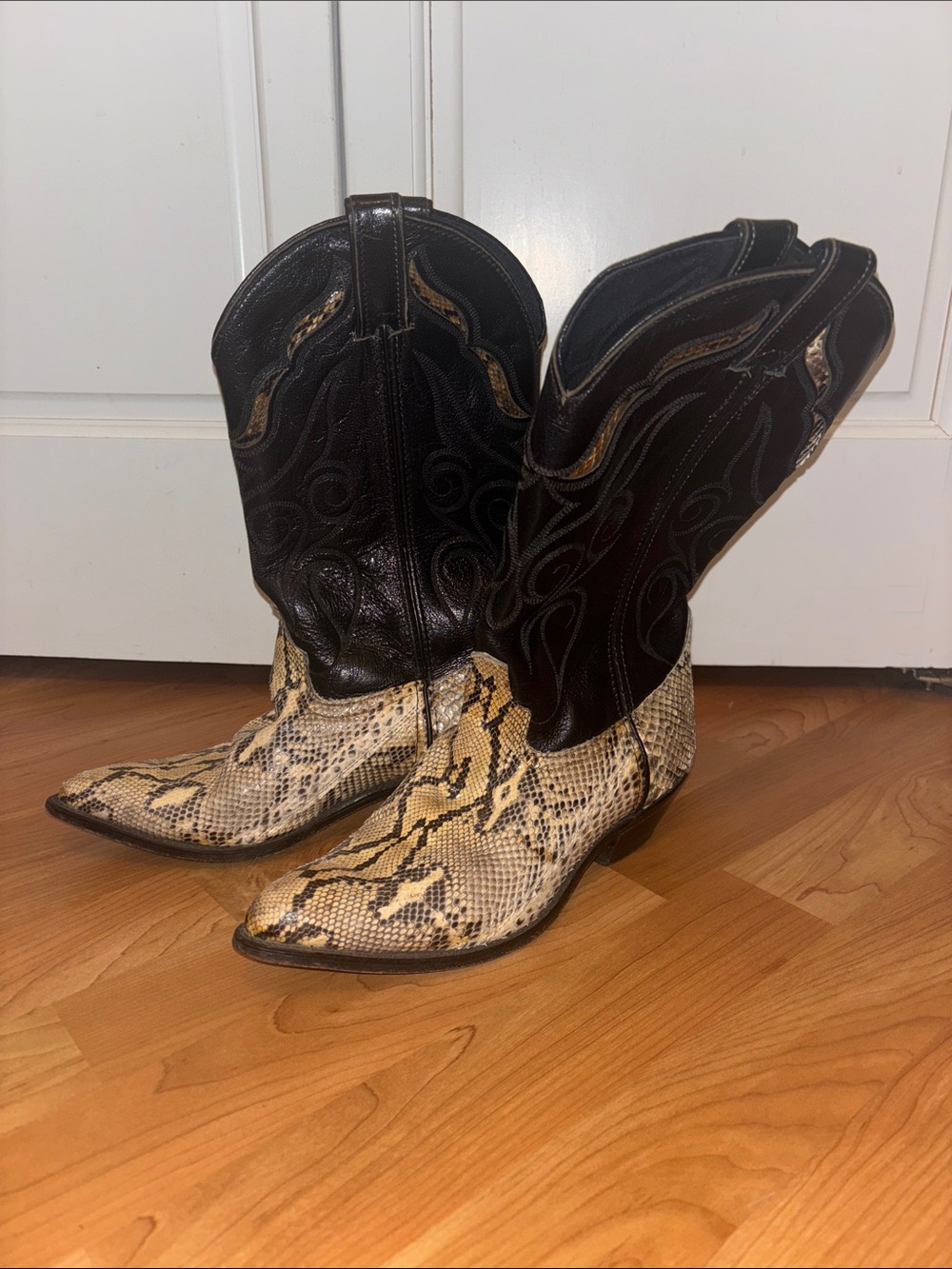 Code West Women’s 7.5 Black Leather Cowboy Boots